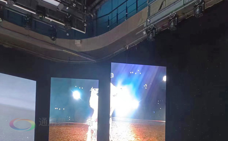 通用舞臺(tái)阻燃幕布為曲靖電視臺(tái)演播廳提供從系統(tǒng)設(shè)計(jì)、設(shè)備成套、安裝施工、系統(tǒng)調(diào)試及技術(shù)支持一體化服務(wù)
