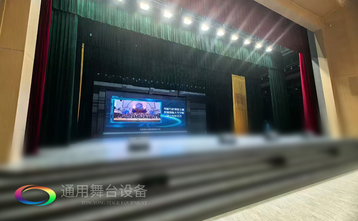 戴南文化藝術(shù)中心禮堂舞臺(tái)設(shè)備、舞臺(tái)阻燃幕布全面升級(jí) 賦能多元藝術(shù)呈現(xiàn)