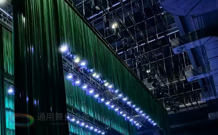 通用舞臺設(shè)備興化將軍路小學(xué)報告廳舞臺吊桿、舞臺阻燃幕布項(xiàng)目